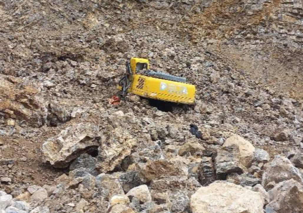 مرگ راننده 35 ساله بر اثر سقوط بیل مکانیکی در رودبار