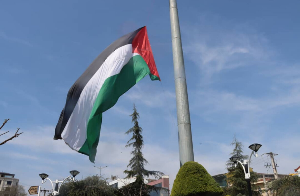 اهتزاز پرچم فلسطین بر فراز آسمان رشت در حمایت از مردم غزه