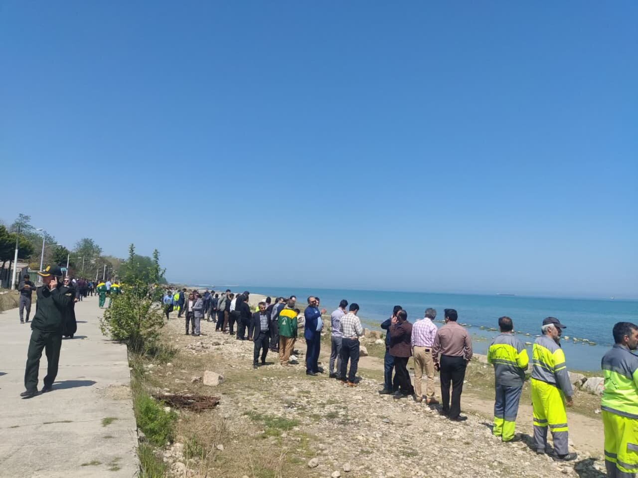زنجیره انسانی در ساحل نکا