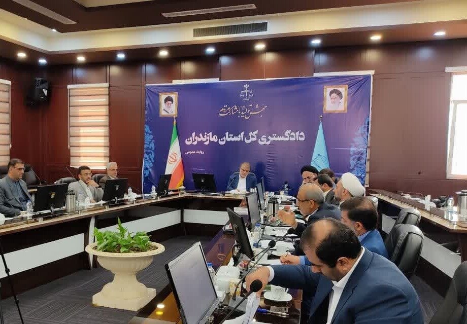 تصادف مینی بوس با کامیون در بابل 2 مصدوم داشت