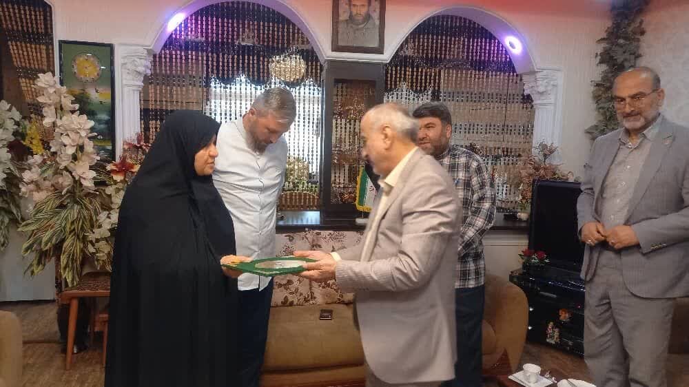 تکریم خانواده شهدا کمک به ترویج فرهنگ ایثار و شهادت است