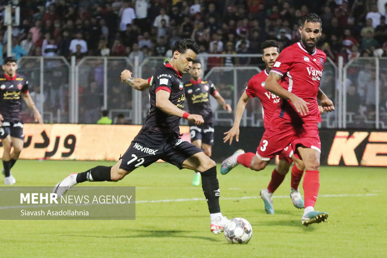 دیدار تیم‌های فوتبال نساجی مازندران و پرسپولیس تهران