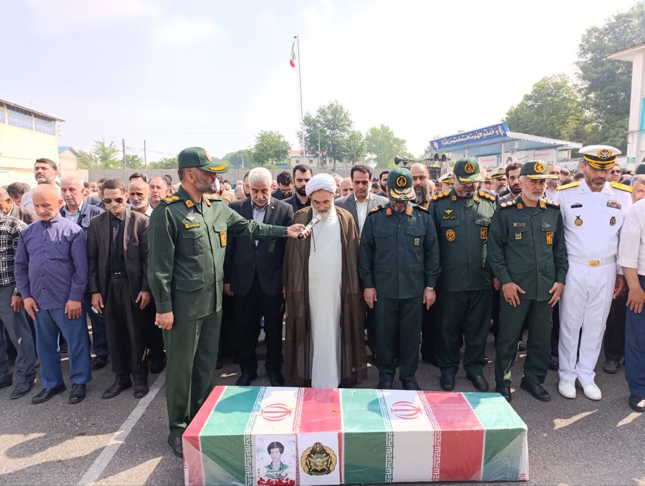 تشییع پیکر شهید «حجت کاروان واجاری» در رشت برگزار شد