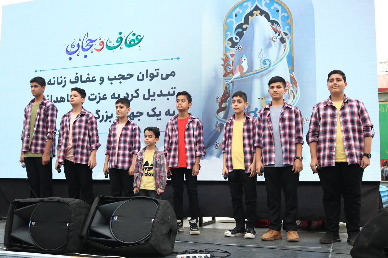 اجرای گروه سرود «ولایت رشت» در اجتماع مردم گیلان