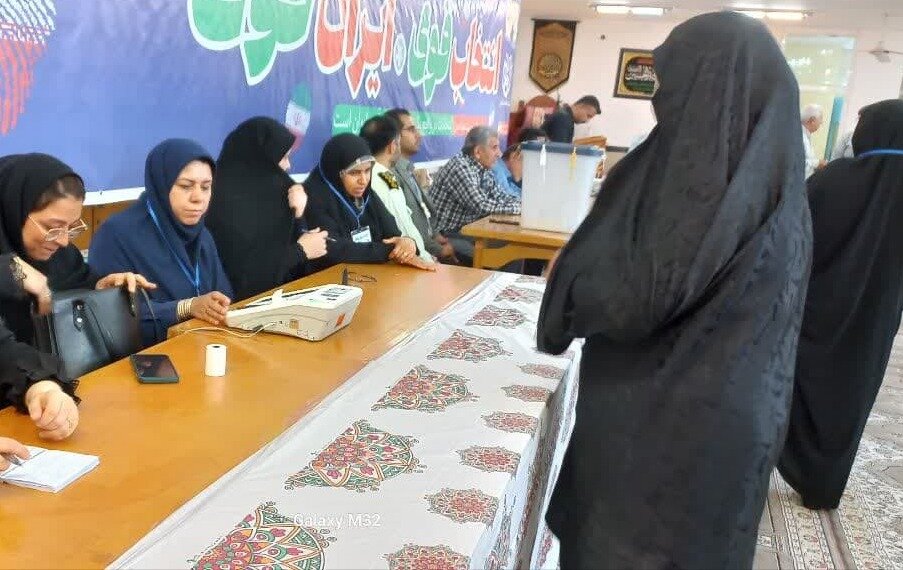 نمایی از حضور مردم ساری در انتخابات