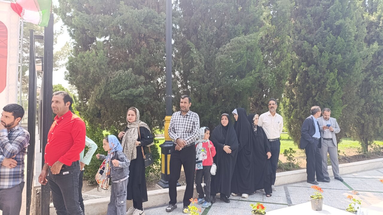 حضور مازندرانی ها به همراه خانواده در پای صندوق های رای