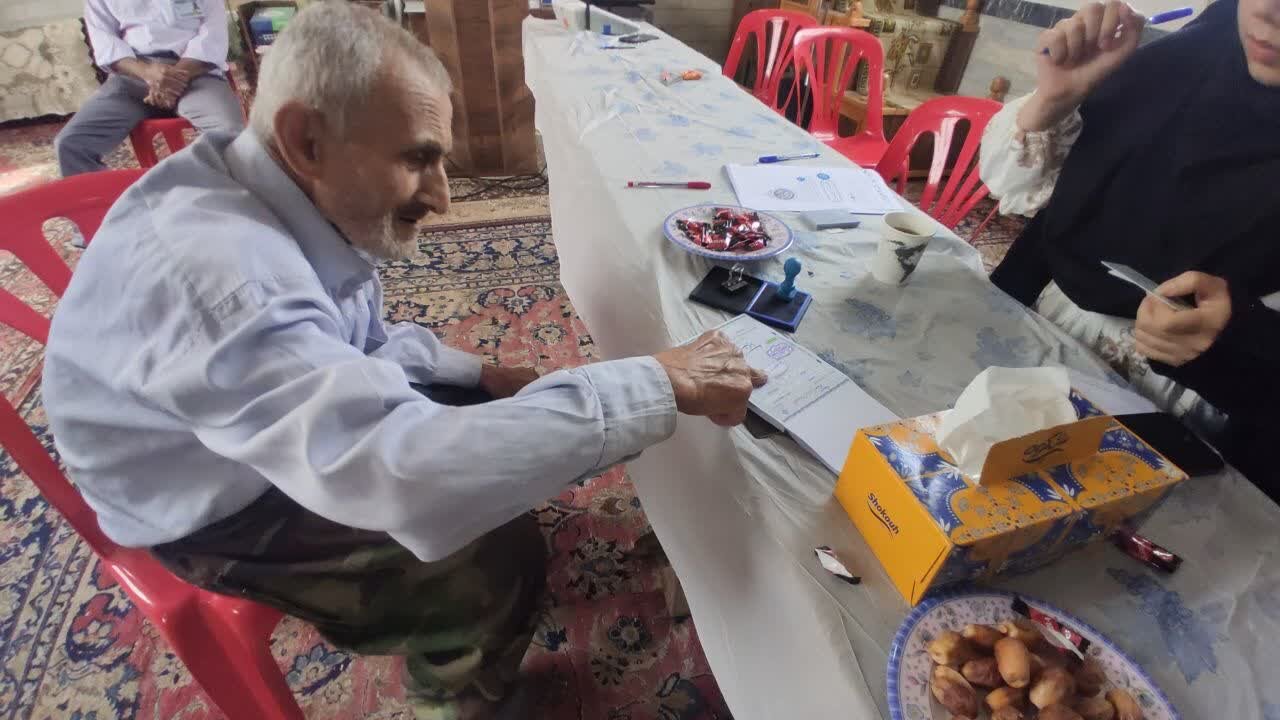 حضور پیرمرد 82 ساله آستانه ای پای صندوق رای