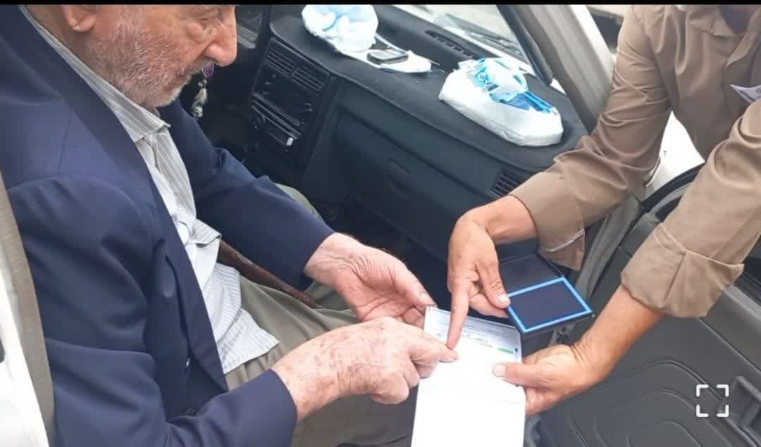 رای گیری از پیرمرد بابلی در داخل خودرو