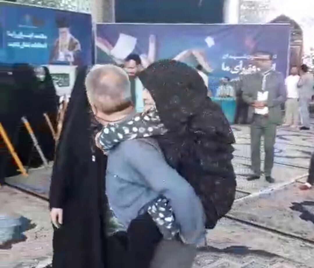 مهر مادر و فرزندی در پای صندوق رای