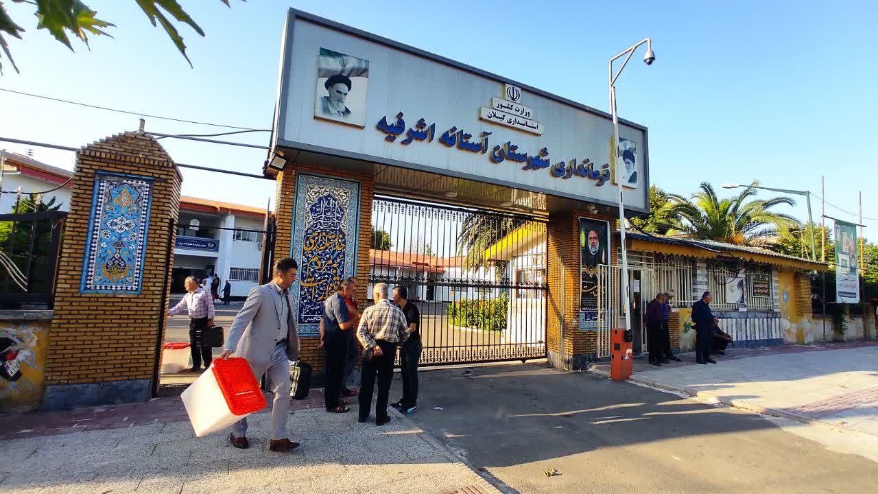 تصاویری از تحویل صندوق های اخذ رای در آستانه اشرفیه