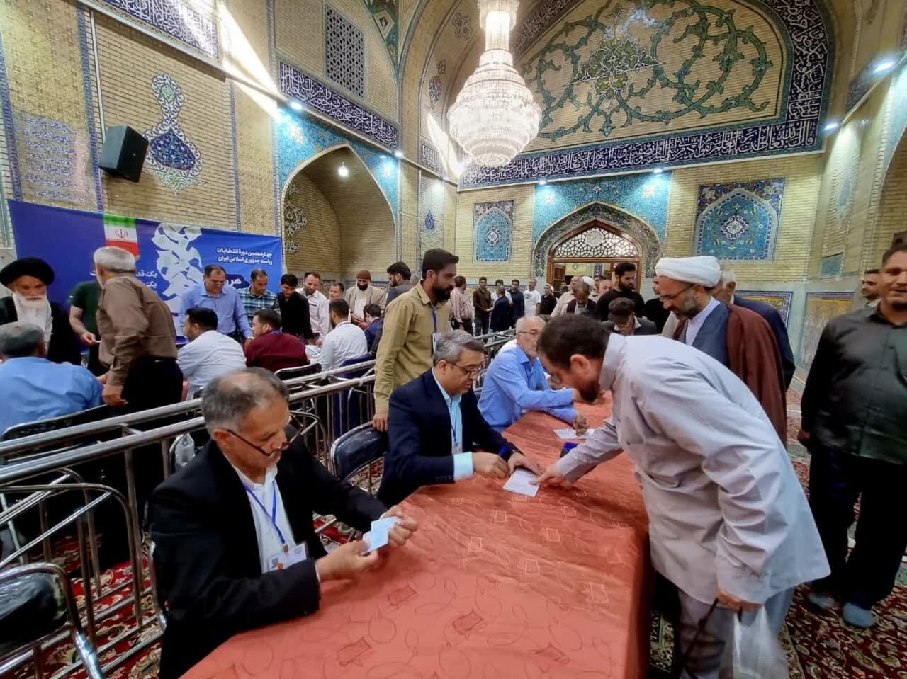 حضور اول وقت قائمشهری ها در پای صندوق رای