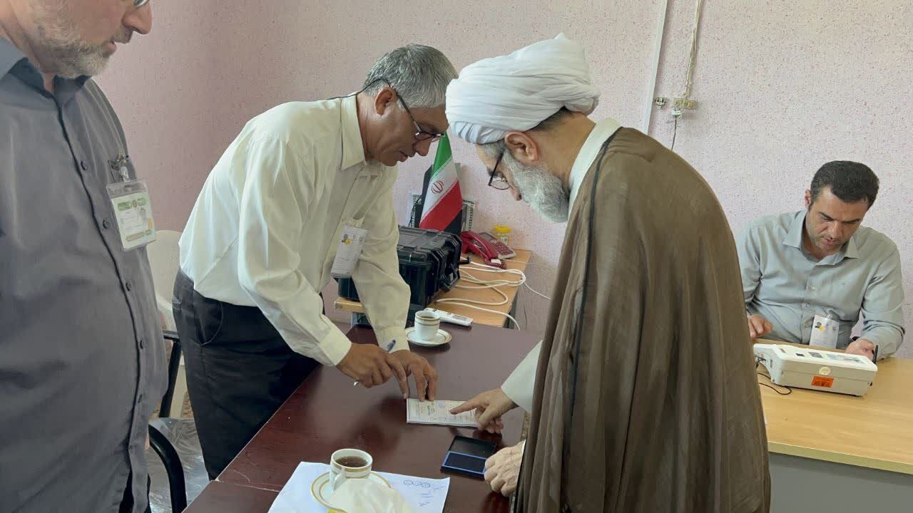 نماینده ولی فقیه در گیلان رای خود را به صندوق انداخت