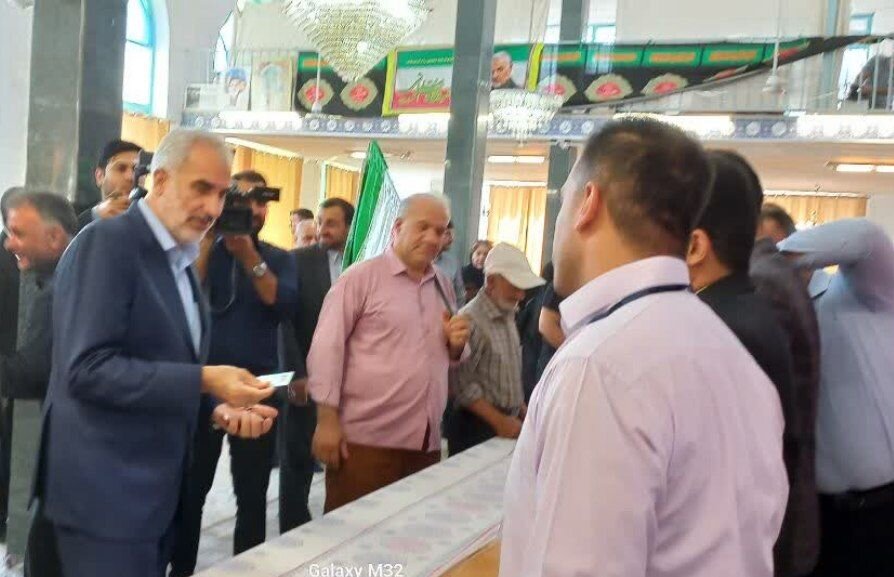 استاندار مازندران رای خود را به صندوق انداخت