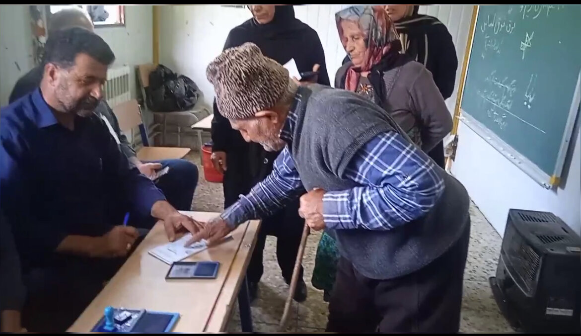 حضور مسن ترین فرد روستای لشکان پای صندوق رای