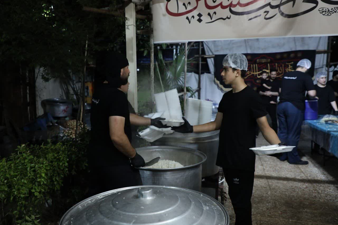 توزیع 3500 غذای نذری در شب هفتم محرم توسط هیات خادمین الرضا