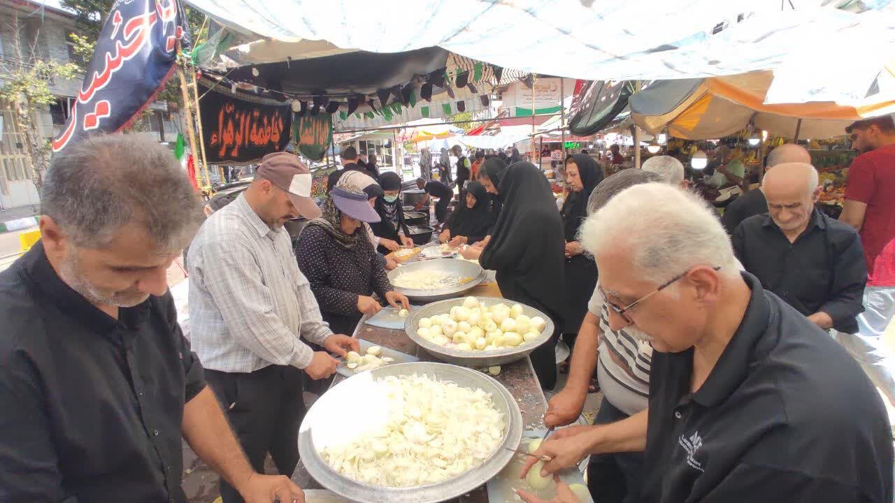 طبخ و توزیع 10 هزار غذای نذری در آستانه اشرفیه