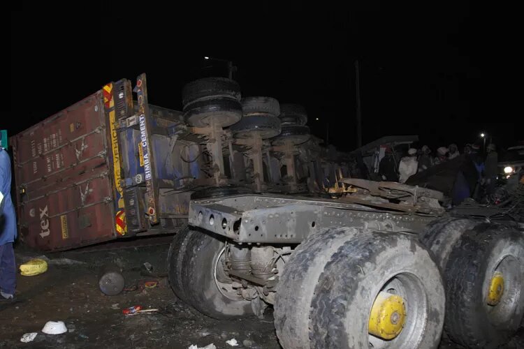 18 نفر در حادثه برخورد کامیون با مراسم دسته روی نکا مصدوم شدند