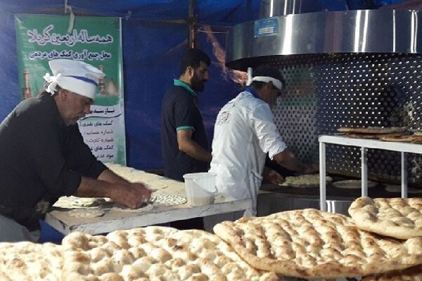 پخت نان در موکب محسنین مستقر در کربلا