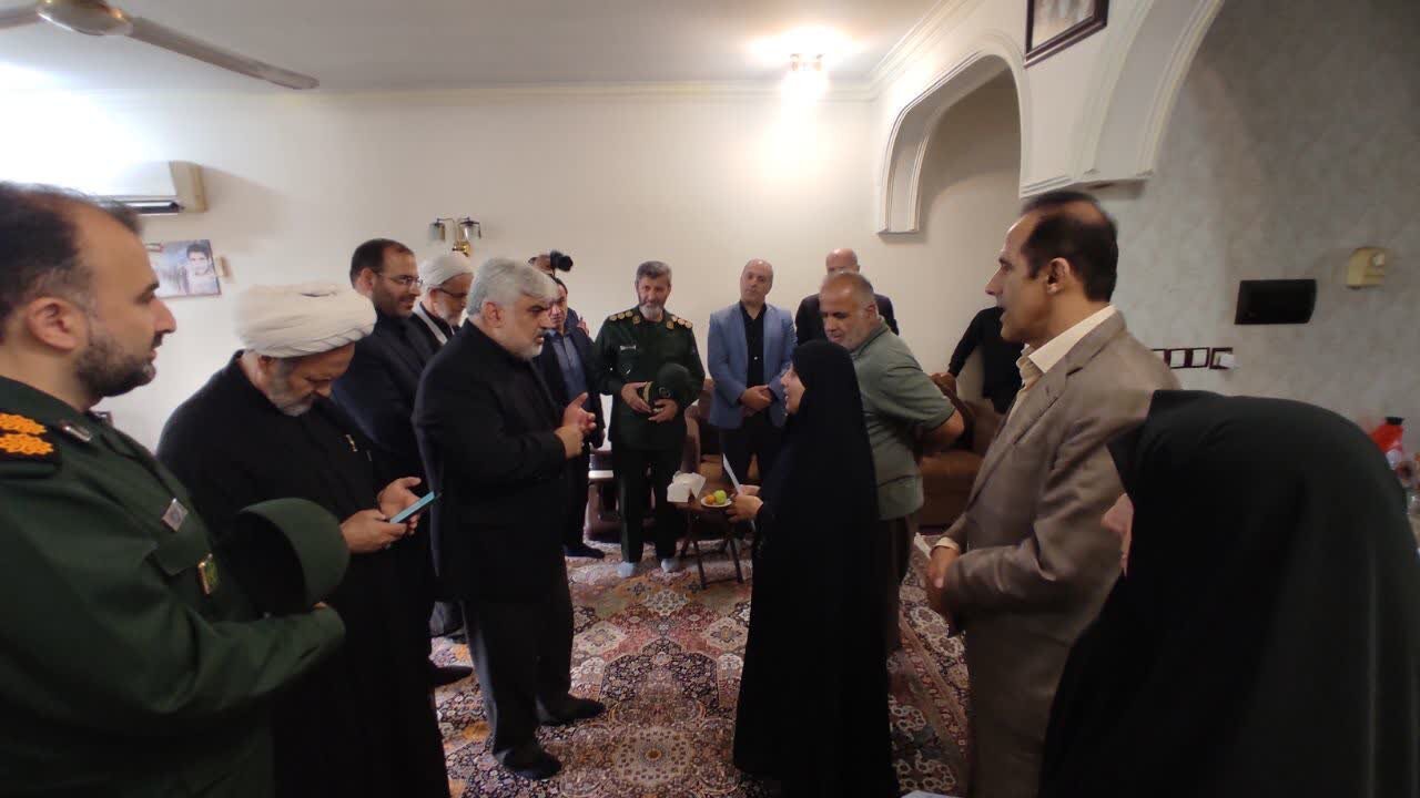 دیدار مسئولان آستانه با خانواده 3 شهید همزمان با هفته دولت