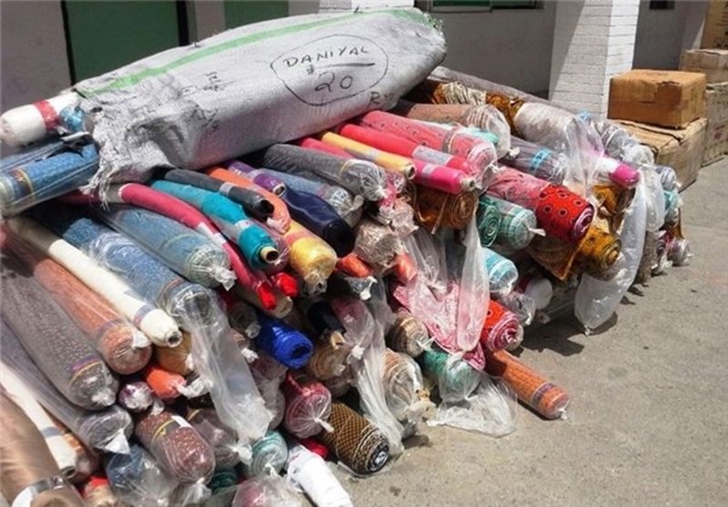 5000 ثوب البسه قارچی قاچاق از خودرویی در آمل کشف شد