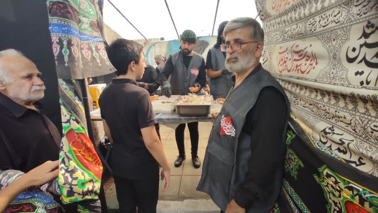 توزیع 5000 ساندویچ از سوی هیئت خدام الحسین آستانه بین عزاداران
