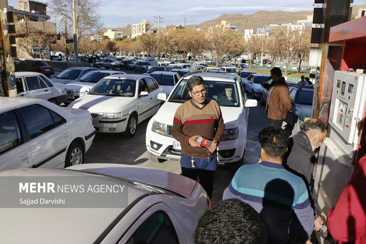 صف های چندکیلومتری سوخت در غرب مازندران/ مسافران بطری به دست شدند