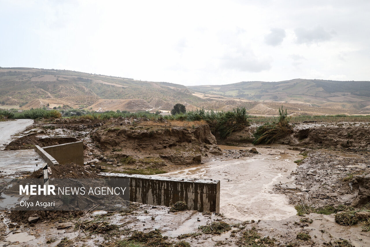جاده مدرسه روستای قره یسر بالای کلاله در مسیر سیلاب