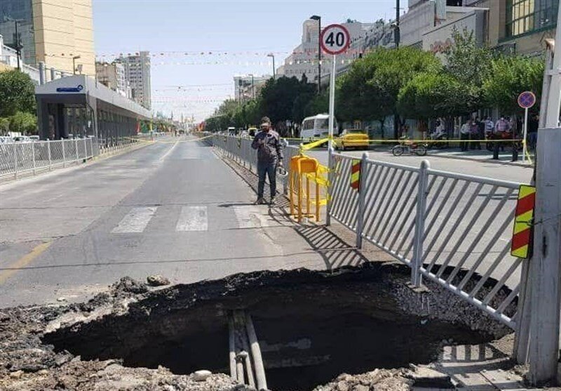 2 خودرو در گرگان گرفتار فرونشست شدند