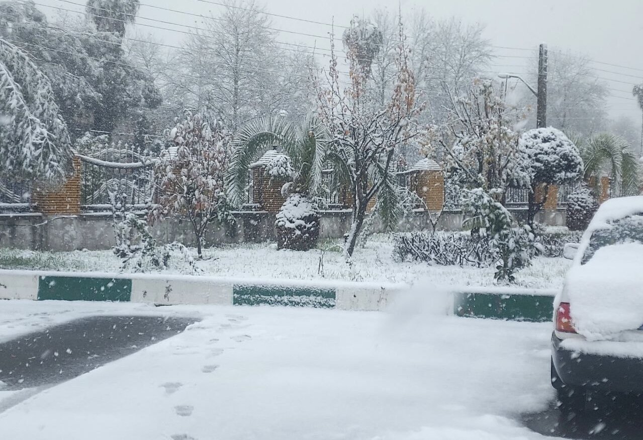 70 سانتی متر برف در سیاهکل به زمین نشسته است