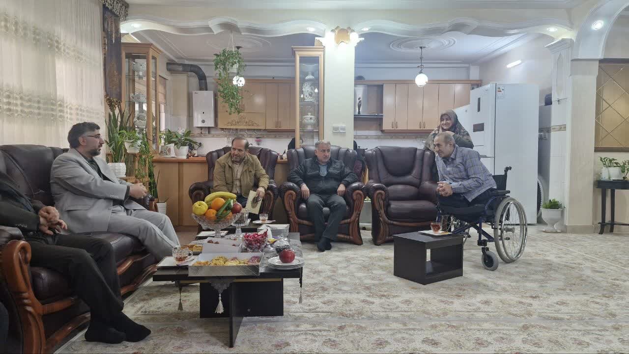 دیدار فرماندار لاهیجان با جانباز 70 درصد جنگ تحمیلی