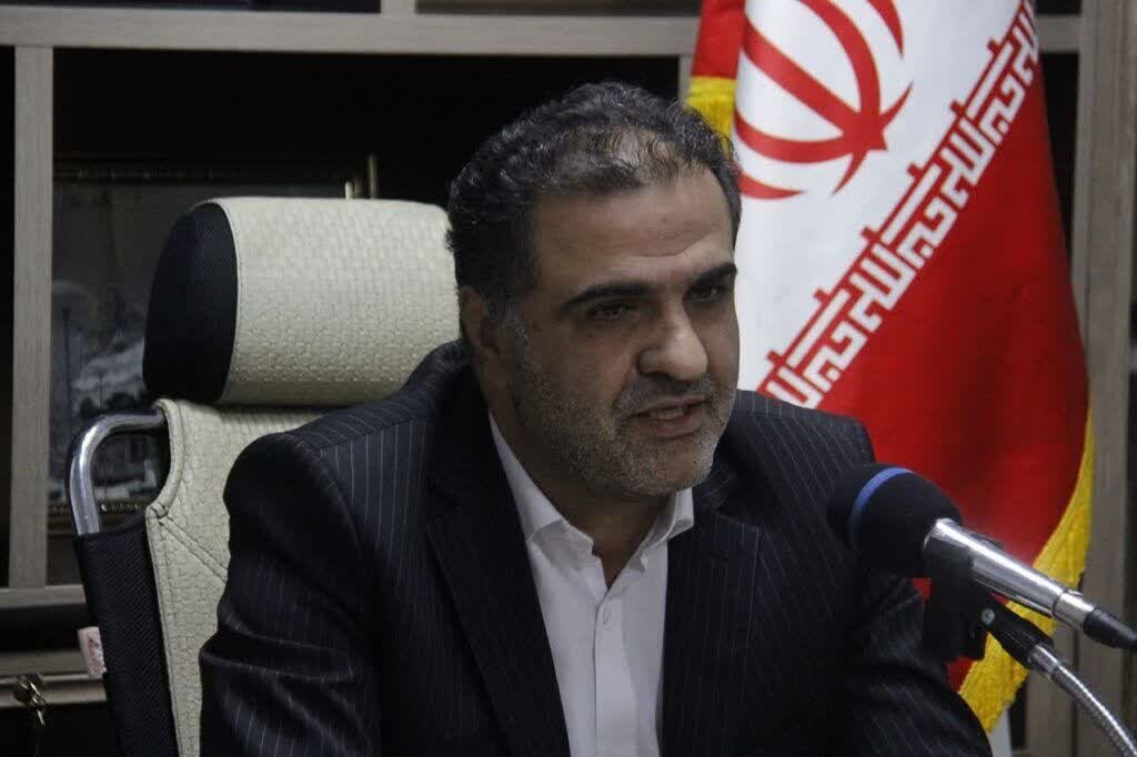 اهدای اقلام خوراکی بین خانوارهای کم برخوردار شفتی در روز برفی