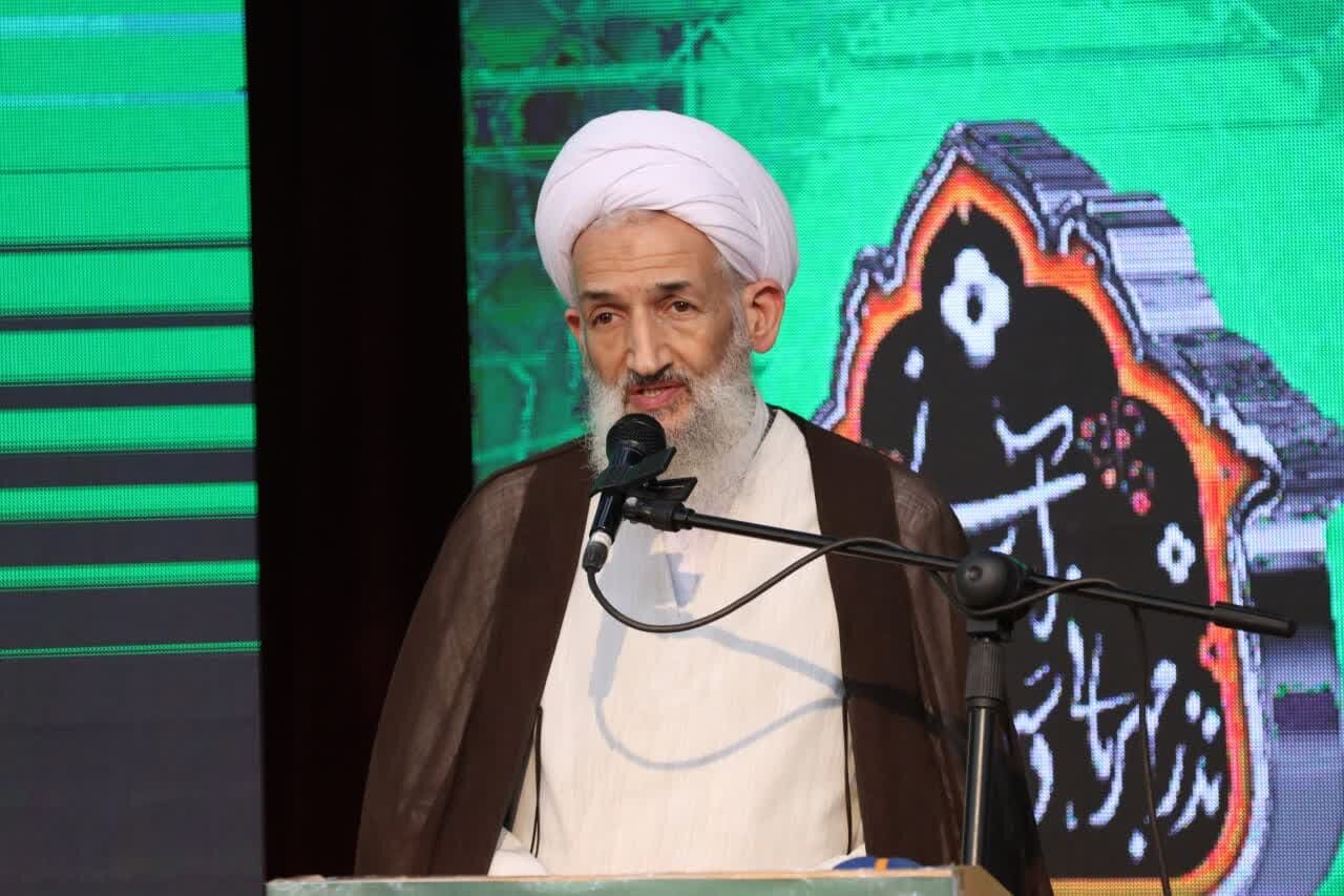 برای مقابله با شیطان آمریکا در پناه ولایت قرار گیریم