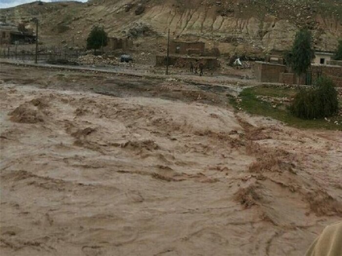 تصاویری از وقوع سیل در محور منجیل به طارم