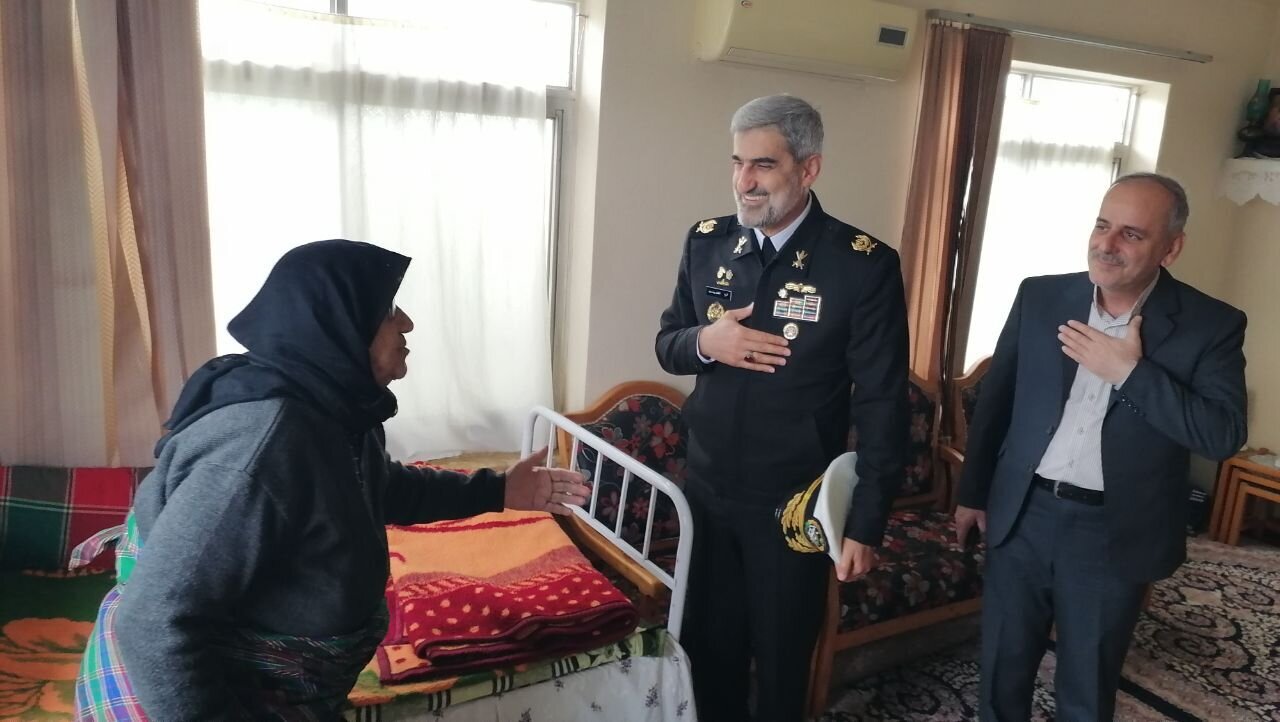 دیدار مشاور عالی فرماندهی نیروی دریایی ارتش با خانواده 2 شهید رودسری