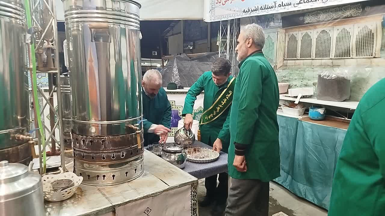 خدمت رسانی کارکنان سپاه آستانه در چایخانه حضرت رضا(ع)