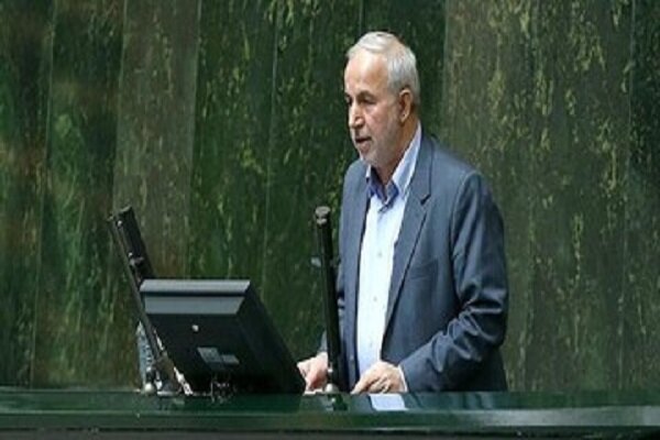 دولت به جای تغییر ساعت مشکلات اقتصادی مردم را حل کند