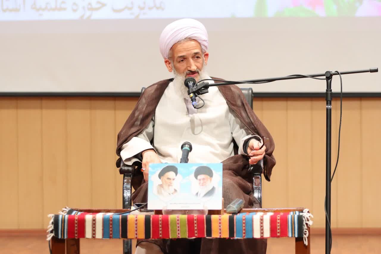 میدانداری جوانان در پررونق شدن نمازجمعه و جماعات نقش دارد