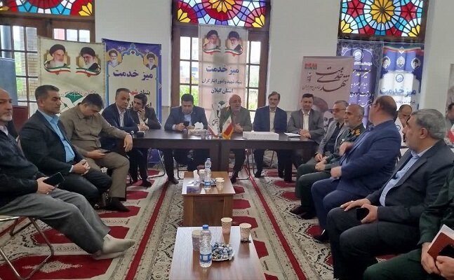 میز خدمت جهادی در مصلای رشت برپا شد