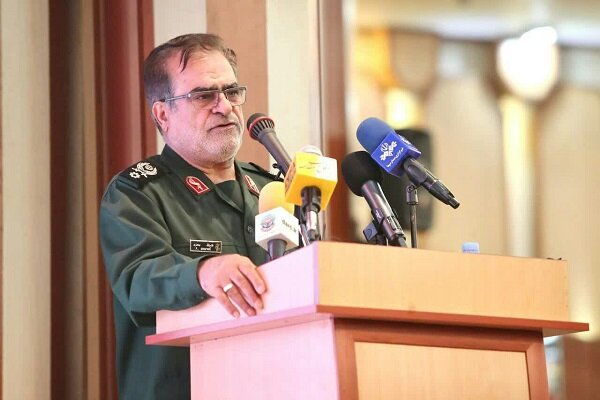 فرهنگ عاشورا رمز شکست دشمن و موفقیت ملت ایران در دفاع مقدس بود
