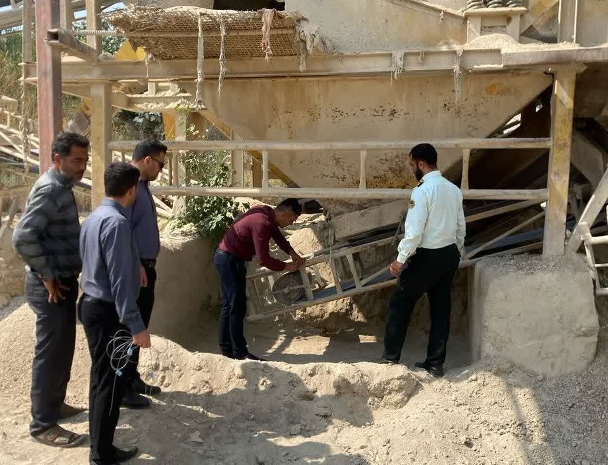یک کارگاه تولید شن و ماسه در نکا پلمب شد