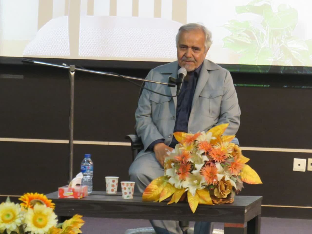 دنبال فاخرکردن عزاداری ها و مداحی ها باشیم