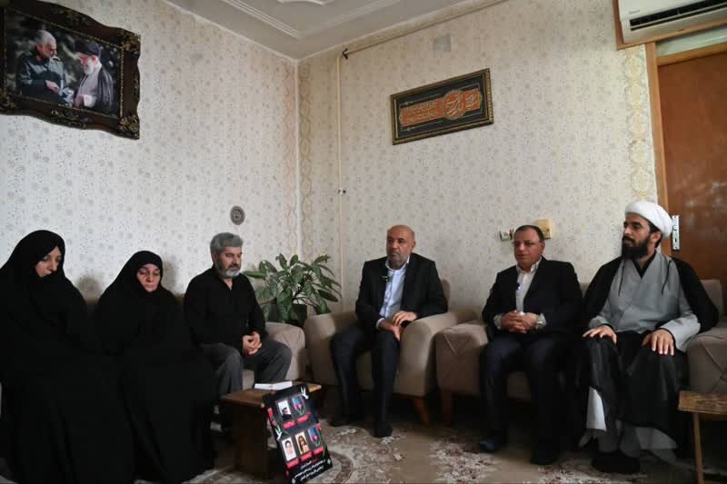 حضور وزیر تعاون و استاندار گلستان در منزل خانواده روحانی شهید نیازمند