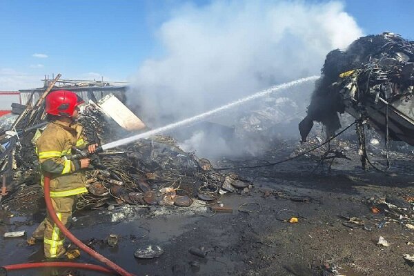 مهار حریق در جاده پیربازار؛ 3 خودرو و 2 مغازه در آتش سوخت