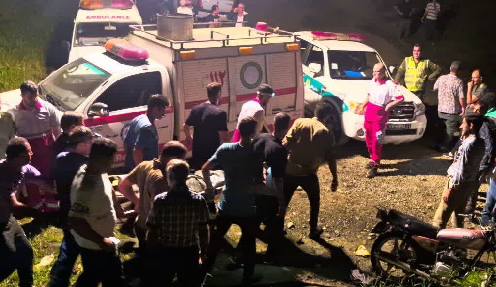 سقوط خودرو به دره در جاده جواهردشت چابکسر؛ 2 نفر جان باختند