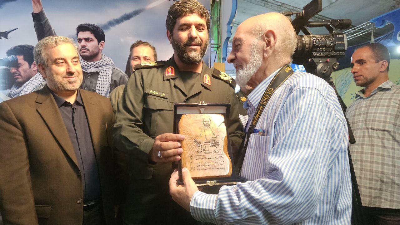 تجلیل از عکاس پیشکسوت دفاع مقدس در کنگره 8 هزار شهید گیلان