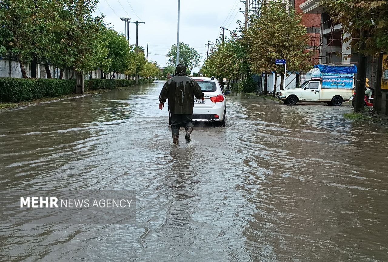 بارش شدید باران در سواحل و جلگه‌های گیلان؛ آبگرفتگی منازل در آستارا