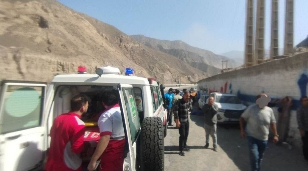 برخورد دو خودرو با عابرین در محور هراز یک فوتی و 8 مصدوم داشت