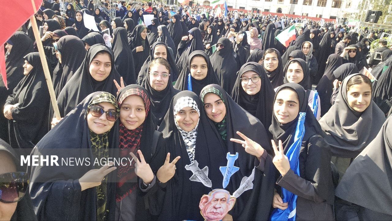 دانش آموزان رشتی با مهر از چرایی حضور خود در راهپیمایی می گویند