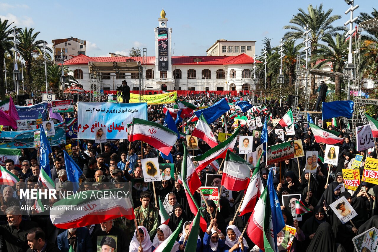 بصیرت دانش‌ آموزان و دانشجویان مشت محکم بر دهان دشمن بود