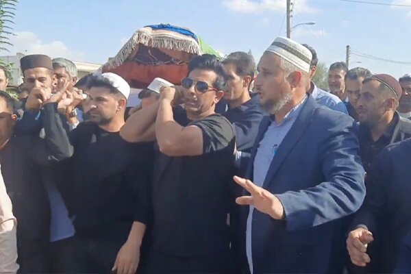 پیکر صابر کاظمی روی دوش مردم آق قلا تشییع شد